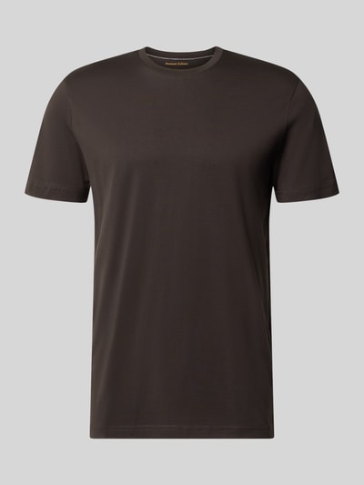 Produktfoto, T-Shirt aus Baumwolle mit Rundhalsausschnitt von Christian Berg Men, krój slim fit, kolor ciemnobrązowy, długość tyłu w rozmiarze m: 73 cm
