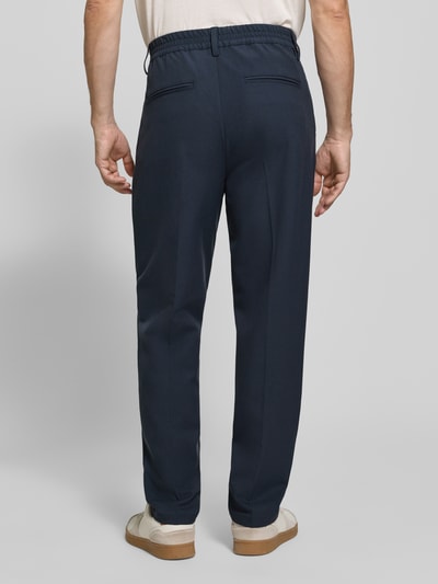 Mannenmodel draagt donkerblauwe stoffen broek met persplooien, elastische band en steekzakken, Model 'MARC 2.0' van Casual Friday, Materiaalmix met viscose, regular fit, paspelzakken achter, Bandwijdte maat 32/32: 44 cm, Binnenbeenlengte maat 32/32: 77 cm, Ganzkörperansicht Rückansicht.