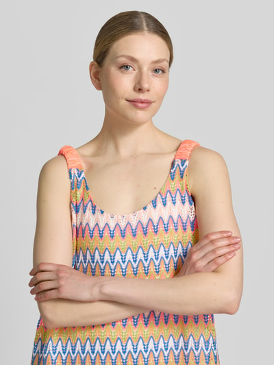Frauenmodel trägt Midikleid mit Zickzack-Muster von Smith and Soul, bunt, Gerader-Schnitt, Rundhalsausschnitt, Allover-Look, Nahaufnahme Oberkörper.