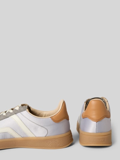Produktfoto, Sneakersy z mieszanki skóry model 'Cuzima' od Gant, zaokrąglony krój, nadruk z logo, wiązanie, wysokość obcasa 3 cm, wysokość cholewki 7 cm, szerokość w rozmiarze 40: 8 cm, kolory beżowy, biały i szary, tekstura gładka