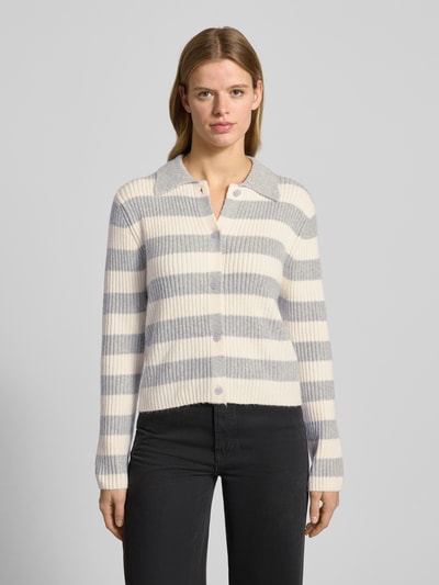 Frauenmodel trägt Strickjacke mit Streifenmuster und Polokragen von Review im Slim Fit, Material-Mix mit Stretch-Anteil, Knopfleiste; Ganzkörperansicht von vorne.