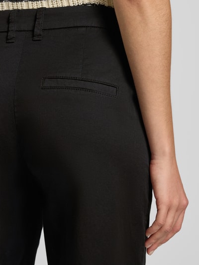 Kobieta nosi Wide Leg Culotte aus Baumwoll-Mix od s.Oliver RED LABEL, czarny kolor, gładka faktura, detal tylnej kieszeni, zbliżenie tyłu.