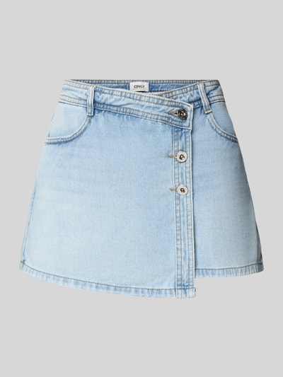 Produktfoto, Regular Fit Jeansskort aus reiner Baumwolle Modell 'LESLY' von Only in hellblauem Denim, sichtbare Knopfleiste, Gürtelschlaufen.