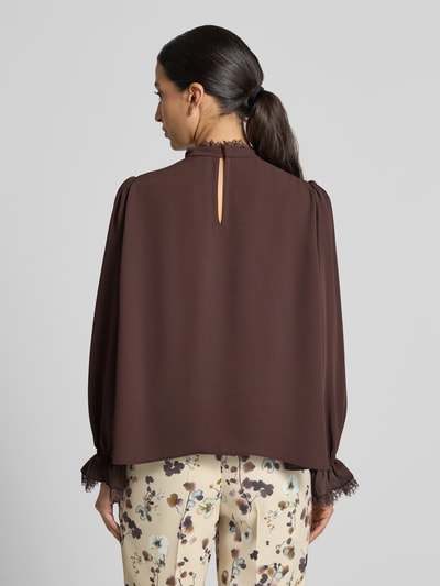 Frauenmodel trägt Regular Fit Bluse mit Spitzenbesatz von Marc Cain in Dunkelbraun, Chiffon, lockerer Schnitt, Rückansicht, Ganzkörperansicht Rückansicht.
