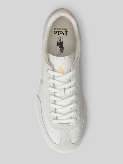 Produktfoto, Low Top Sneaker aus echtem Leder von Polo Ralph Lauren in Weiß, Glattleder-Oberfläche, Logo-Stitching, flache profilierte Sohle