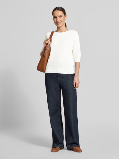 Kobiece model prezentuje sweter z dzianiny z bawełny, krój regular fit, okrągły dekolt, rękaw o dł. 3/4 Lanius, widok z przodu całej sylwetki
