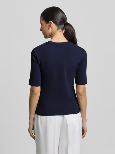 Frauenmodel trägt Slim Fit T-Shirt im Halbarm-Design von Christian Berg Woman in Dunkelblau, Baumwoll-Mix, Rückenlänge 54 cm, Ganzkörperansicht Rückansicht.