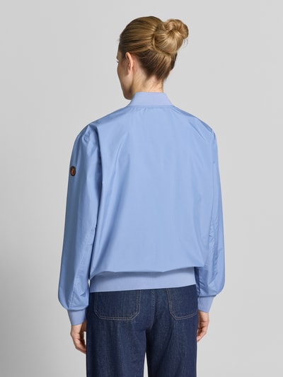 Vrouwenmodel draagt Jacke met Zweiwege-Reißverschluss Modell 'OLEN' van SAVE THE DUCK, regular fit, lichtblauw, rugaanzicht, materiaal-mix met stretch, staande kraag, lengte rug maat S 66 cm, schouderbreedte 49 cm, borstwijdte 60 cm, mouwlengte 67 cm. Ganzlichaamsaanzicht achterkant.
