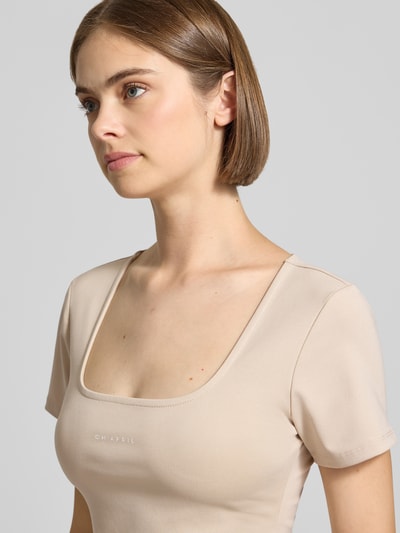 Frauenmodel trägt Slim Fit T-Shirt mit Karree-Ausschnitt Modell 'Kalina' von OH APRIL im Lyocell-Elasthan-Mix, Nahaufnahme Oberkörper.