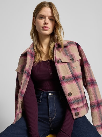 Kobiece modelka nosi Slim Fit Langarmshirt aus Baumwoll-Mix Modell 'KITTE' od Pieces, prążkowany materiał, jednolity kolor, zapięcie na guziki, widok na górną część ciała z przodu.