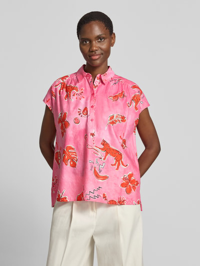 Frauenmodel trägt Regular Fit Bluse im Allover-Look von Milano Italy aus Reine Baumwolle, pink-rot mit Muster, Hemdblusenkragen, Knopfleiste, Ganzkörperansicht von vorne. Rückenlänge bei Größe 36: 58 cm, Ärmellänge bei Größe 36: 4 cm.