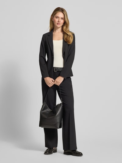 Frauenmodel trägt Blazer mit Reverskragen von Comma, Viskose-Mix mit Stretch-Anteil, Slim-Fit, schwarzer Stoff, Ganzkörperansicht von vorne.