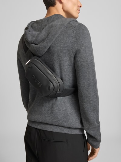 Männermodel trägt schwarze Bauchtasche mit Label-Detail Modell 'Catch 3.0_P_Bumbag' von BOSS, Herren Bauchtasche, Ganzkörperansicht Rückansicht