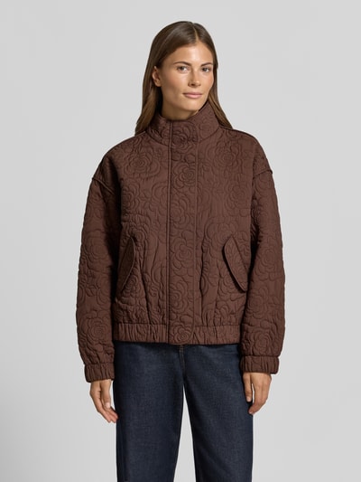 Frauenmodel trägt Blouson mit Ziernähten Modell 'FIPURA' von YAS in Braun mit floralen Stickereien, elastische Abschlüsse, Ganzkörperansicht von vorne.