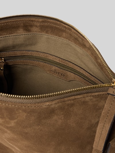 Produktfoto, Detailaufnahme einer braunen Handtasche aus Leder Modell 'JUNA' von Abro, Reißverschluss und Innenfach, strukturierte Oberfläche.