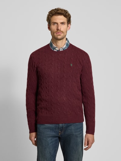 Męski model nosi Regular Fit Pullover aus Woll-Kaschmir-Mix von Polo Ralph Lauren, bordowy sweter z fakturą, widok z przodu, kontekst: Herren Pullover von Polo Ralph Lauren, sweter z mieszanki wełny i kaszmiru, Ganzkörperansicht von vorne.