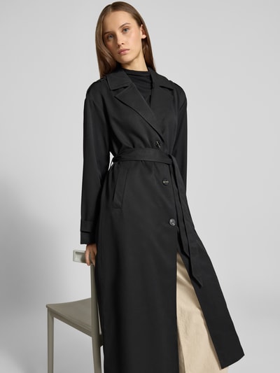 Frauenmodel trägt Regular Fit Trenchcoat in Longline Modell 'LINE' von ONLY, Optik: Unifarben, Schulterriegel, Gehschlitz, seitliche Eingrifftaschen, Ein-Knopf-Knopfleiste, Reverskragen, Langarm mit Riegel, Ganzkörperansicht von vorne.