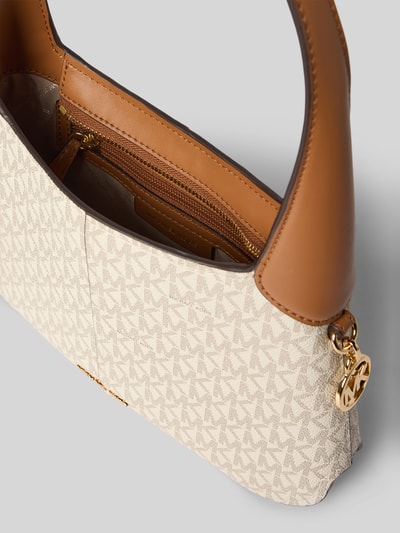 Produktfoto, Shoulder Bag mit Allover-Logo-Print Modell 'Alice' von MICHAEL Michael Kors, jasnobeżowa faktura z brązowymi elementami, złote okucia, zamek na górze, logo z przodu, regulowany pasek, Szerokość w rozmiarze 1: 20 cm, długość: 20 cm, głębokość: 4 cm, długość paska na ramię: 50 cm, komora główna z zamkiem i wewnętrzna kieszeń na zamek