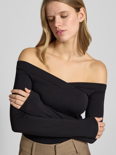 Vrouwenmodel draagt Slim Fit Langarmshirt aus Viskose-Mix van Pieces, unie kleur, V-hals, stretchmateriaal, label stitching, lange mouw. Close-up bovenlichaam.