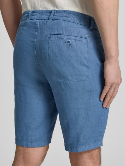 Männermodel trägt Regular Fit Bermuda aus reinem Leinen Modell 'BALU' von Brax, Optik: Unifarben, Rückansicht, Nahaufnahme Oberkörper.