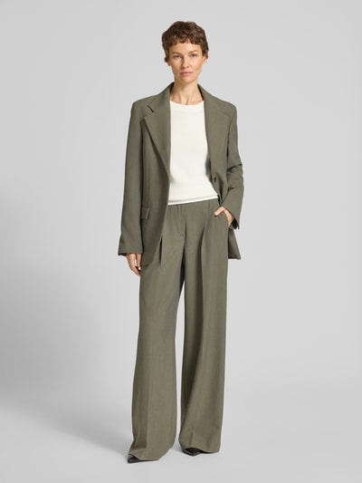 Frauenmodel trägt Boxy Fit Strickpullover aus reiner Baumwolle Modell 'FOVILA' von BOSS in Optik: Unifarben, Ganzkörperansicht von vorne.
