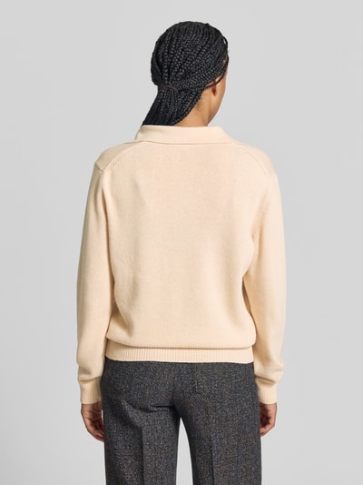 Frauenmodel trägt Relaxed Fit Pullover aus Woll-Mix von Victoria Beckham in Beige mit Kaschmir-Anteil und Umlegekragen, Strick-Optik, Rückenansicht, Ganzkörperansicht Rückansicht.