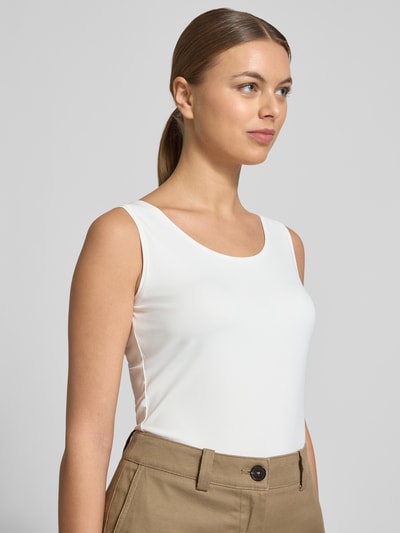 Kobiece modelka ma na sobie Slim Fit Top mit Rundhalsausschnitt od Christian Berg Woman, elastyczna mieszanka materiałów, krój slim fit, okrągły dekolt, bez rękawów, długość tyłu w rozmiarze S: 59 cm, widok na górną część ciała z przodu.