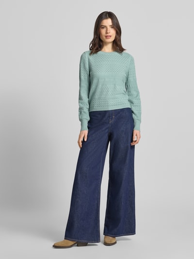 Vrouwenmodel draagt Regular Fit Pullover uit viscosemix model 'Milos' van Vila, ajourtricotlook, lichte aquablauw, met lange mouwen, ronde hals, elastische boorden, ruglengte maat S 54 cm, mouwlengte 64 cm, gebreide textuur, combinatie van rechte en gaatjesmotieven, vooraanzicht volledige lichaamsopname