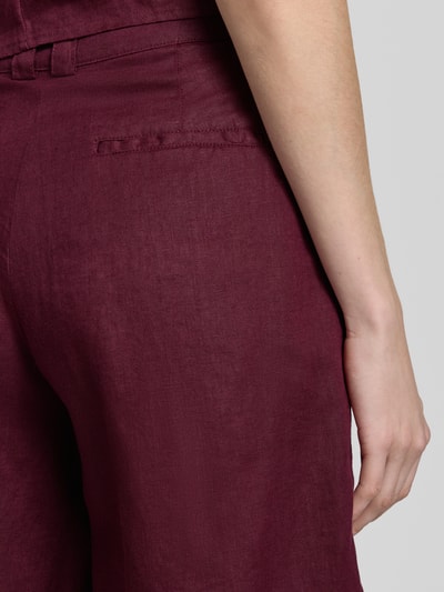 Frauenmodel trägt Bermudas aus Leinen mit Gesäßtaschen von Christian Berg Woman in Bordeaux, Regular-Fit, Knopfverschluss, Detailaufnahme.