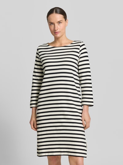 Frauenmodel trägt Loose Fit Freizeitkleid aus reiner Baumwolle von Marc O'Polo, schwarz-weiß gestreift, Damen Freizeitkleid, Nahaufnahme Oberkörper.
