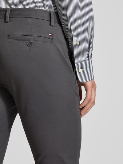 Tommy Hilfiger Chinosy z detalem z logo model ‘CORE BLEECKER 1985’ Antracytowy 3
