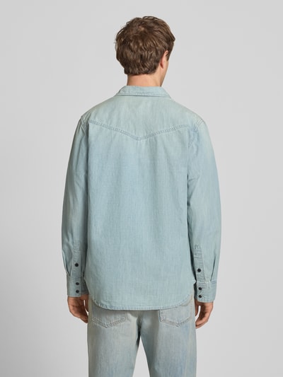 Männermodel trägt Regular Fit Freizeithemd mit Brusttaschen Modell 'dakota' von G-Star Raw im hellblauen Material-Mix, Ganzkörperansicht Rückansicht. Rückenlänge bei Größe M 78 cm, Schulterbreite 48 cm, Ärmellänge 66 cm, Kentkragen und Knopfleiste, Label-Detail.