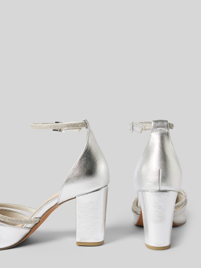 Produktfoto, Pumps mit Ziersteinbesatz von Marco Tozzi, srebrny kolor, spiczasty przód, pasek z klamerką, blokowy obcas 8 cm, wysokość cholewki 10 cm, szerokość w rozmiarze 40: 6 cm