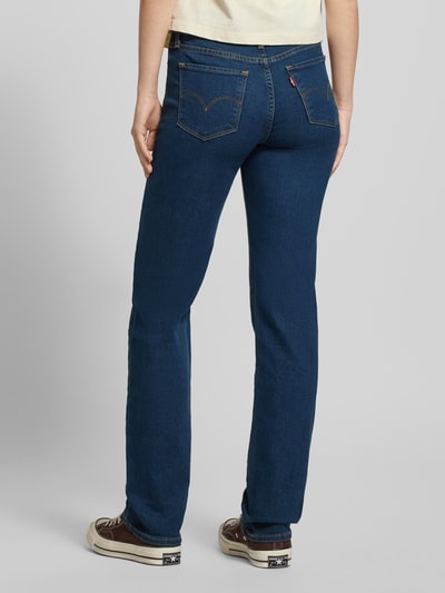 Vrouwenmodel draagt Sraight Fit Jeans met 5-pocketmodel van Levi's® 300, katoenmix met stretch, recht model, donkerblauw, achteraanzicht volledige lengte