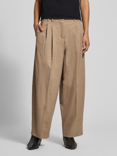 Männermodel trägt beżowe spodnie o szerokim kroju regular fit z dodatkiem wełny, Regular Fit Weite Hose mit Viskose-Woll-Anteil Modell 'MAYLA 6/8' von Raffaello Rossi, Damen Weite Hose, Ganzkörperansicht von vorne