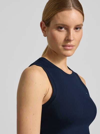 Frauenmodel trägt Slim Fit Tank Top aus reiner Baumwolle Modell 'SLIM CODY' von Tommy Hilfiger in Dunkelblau, Nahaufnahme Oberkörper.