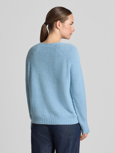 Frauenmodel trägt Regular Fit Pullover aus Alpaka-Mix Modell 'GHIACCI' von Max Mara, hellblau, weiche Textur, Damen Pullover von Weekend Max Mara, Ganzkörperansicht Rückansicht.