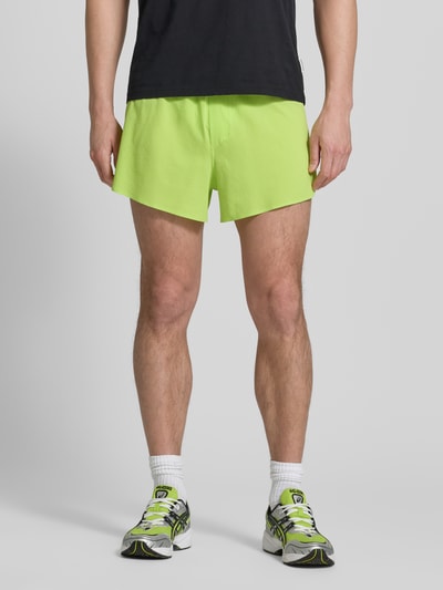 Männermodel trägt Shorts mit elastischem Bund Modell 'SENSE AERO' von Salomon aus Material-Mix mit Stretch-Anteil in Neongelb, Regular-Fit, Bundweite 38 cm, Innenbeinlänge 7 cm, Ganzkörperansicht von vorne.