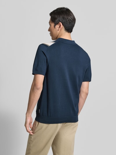Mannermodel draagt Polo-Cardigan mit 1/2-Arm van Lindbergh in donkerblauw, puur katoen, regular fit, knoopsluiting, ruglengte maat M 67 cm, mouwlengte 25 cm, geheel effen, structuur glad, Ganzkörperansicht Rückansicht.