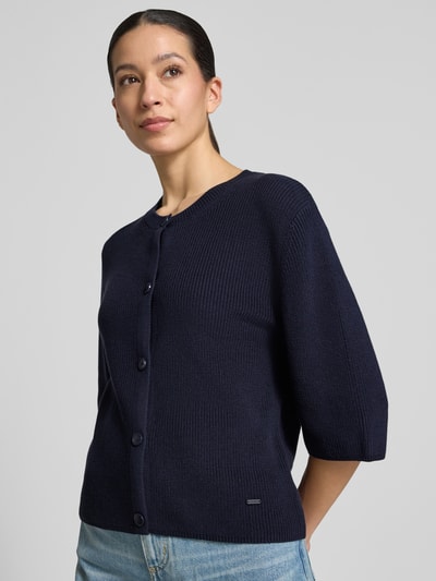Vrouwenmodel draagt Regular Fit Strickjacke aus Baumwoll-Mix van s.Oliver RED LABEL, unikleur, korte mouw, ribstructuur, katoenmix, detailopname bovenlichaam