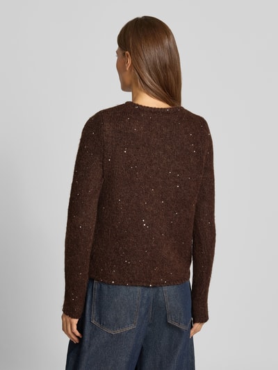 Vrouwenmodel draagt Regular Fit Pullover met woll-mohairgehalte van Christian Berg Woman Selection in tricotlook, met pailletten en kant, donkerbruin, met lange mouwen, ruglengte maat S 47 cm, mouwlengte maat S 67 cm, volledig lichaam achteraanzicht.
