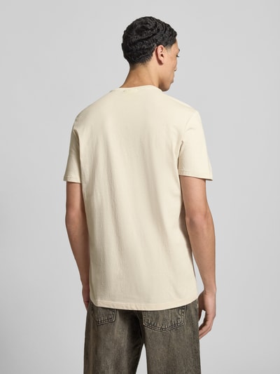 Männermodel trägt T-Shirt mit Label-Badge von Calvin Klein Jeans aus reiner Baumwolle, Regular-Fit, Rundhalsausschnitt, Rückenlänge 70 cm, Ganzkörperansicht Rückansicht.