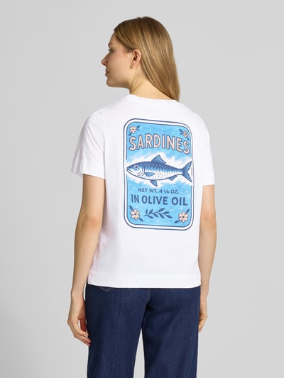 Frauenmodel trägt T-Shirt mit Rundhalsausschnitt von Rich & Royal, reine Baumwolle, Regular Fit, Statement-Print, Rückenansicht Ganzkörperansicht.