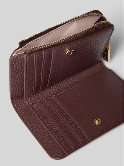 Produktfoto, Portemonnaie mit Label-Applikation von Coccinelle aus braunem Leder mit Strukturmuster, goldfarbenen Details und Fächern, Hauptfach mit Druckknopfverschluss, Münzfach mit Rundum-Reißverschluss, Schein- und Steckfächer, Label-Detail in metallic