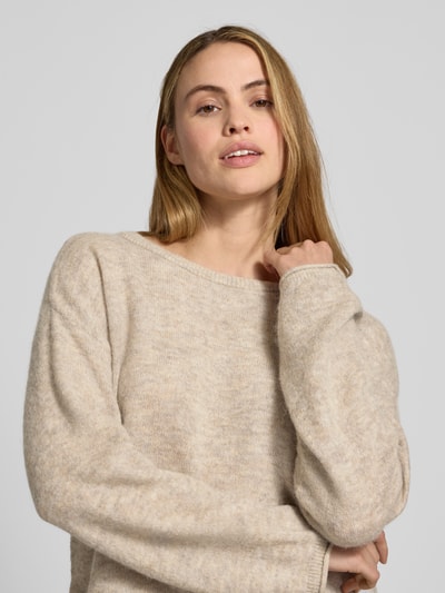 Frauenmodel trägt Strickpullover aus Woll-Mix Modell 'Kellsey' von MSCH Copenhagen in Beige, weiche Textur, Nahaufnahme Oberkörper.