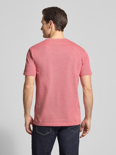 Männermodel trägt T-Shirt mit Rundhalsausschnitt und Label-Stitching von Gant in Rot, reine Baumwolle, Regular-Fit, Rückenlänge 69 cm, Ganzkörperansicht Rückansicht.