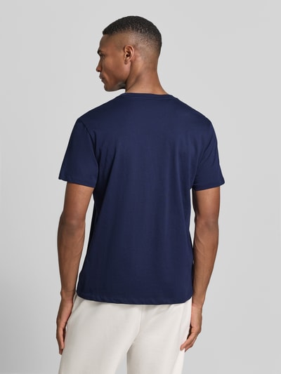 Männermodel trägt Regular Fit Pyjama-Oberteil aus reiner Baumwolle Modell 'CREW-SLEEP-TOP' von Polo Ralph Lauren Underwear, Optik: Unifarben, Logo-Stitching, Label-Print, Crew Neck, kurzarm, Ganzkörperansicht Rückansicht.
