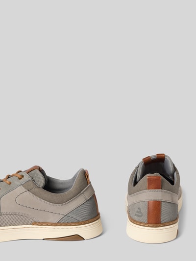 Produktfoto, Schnürschuhe aus Leder-Mix mit Logo-Prägung von BULLBOXER in Grau- und Brauntönen, runde Form, profilierte Sohle, strukturierte Texturen, abgerundete Passform, sichtbarer Materialmix, Absatzhöhe 4 cm, Schafthöhe 9 cm, Schaftweite 7 cm