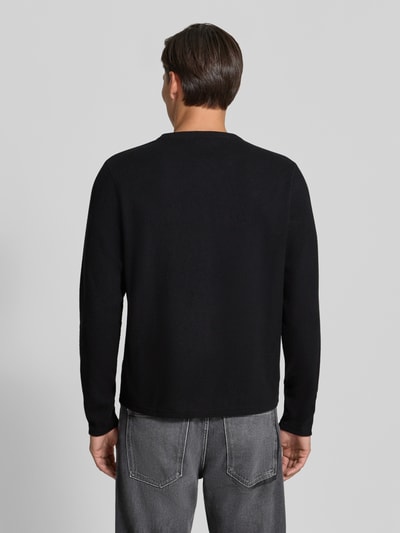 Männermodel trägt schwarzes Regular Fit Sweatshirt mit Baumwoll-Anteil Modell 'MALIOR' von DRYKORN, glatte Struktur, Ganzkörperansicht Rückansicht. Rückenlänge und Ärmellänge gemäß Größe M, Knopfverschluss, Material-Mix.