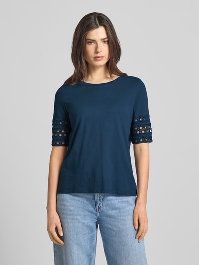 Vrouwenmodel draagt Regular Fit T-Shirt uit puur katoen model 'IVACY' van Vero Moda, effen, met broderie details, ronde hals, korte mouw, voorkant volledige lichaam.